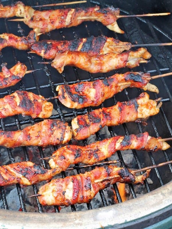 Bacon inslagna grillade kycklingspett