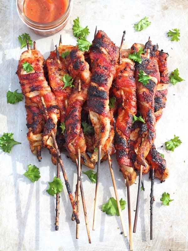 Pinchos de pollo a la parrilla envueltos en Tocino