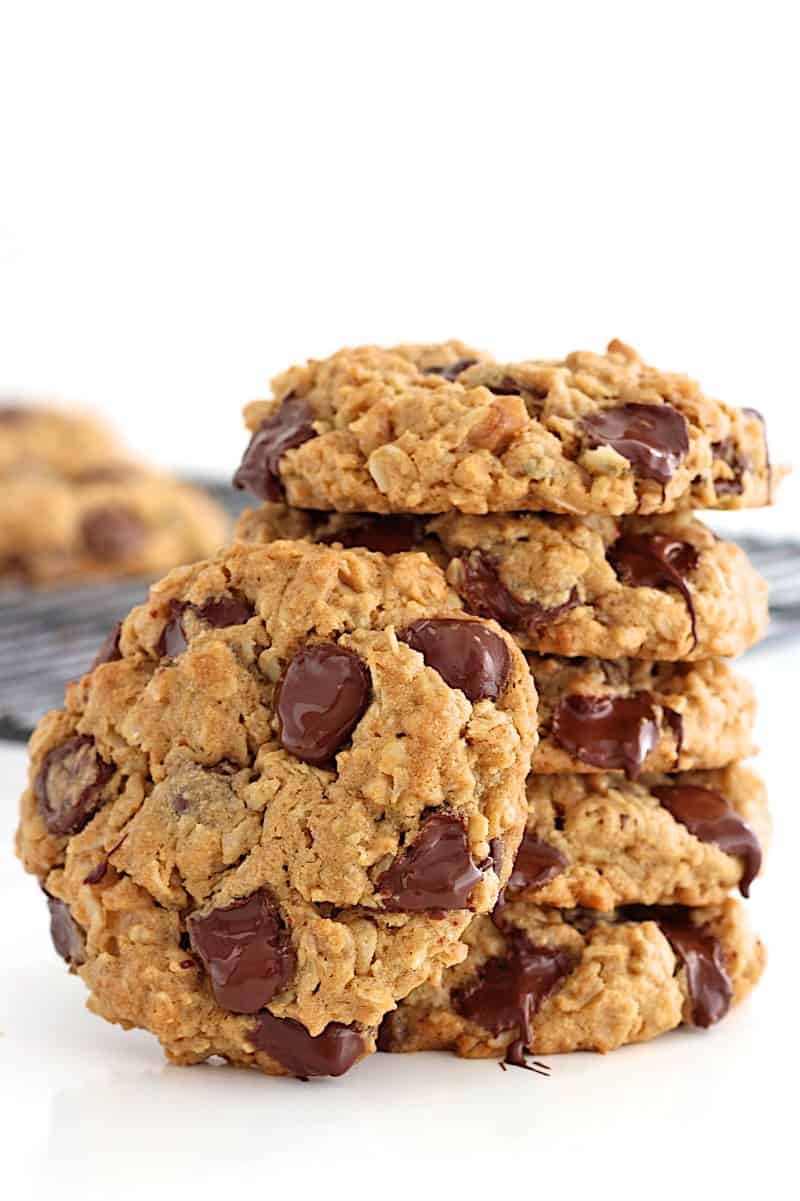 Flourless Oatmeal Chocolate Chip Cookies - you'd never believe these chewy oatmeal chocolate chip cookies are baked with no flour. Yummy yum!