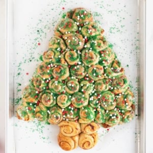 A pull-apart cinnamon roll shaped like a Christmas tree.